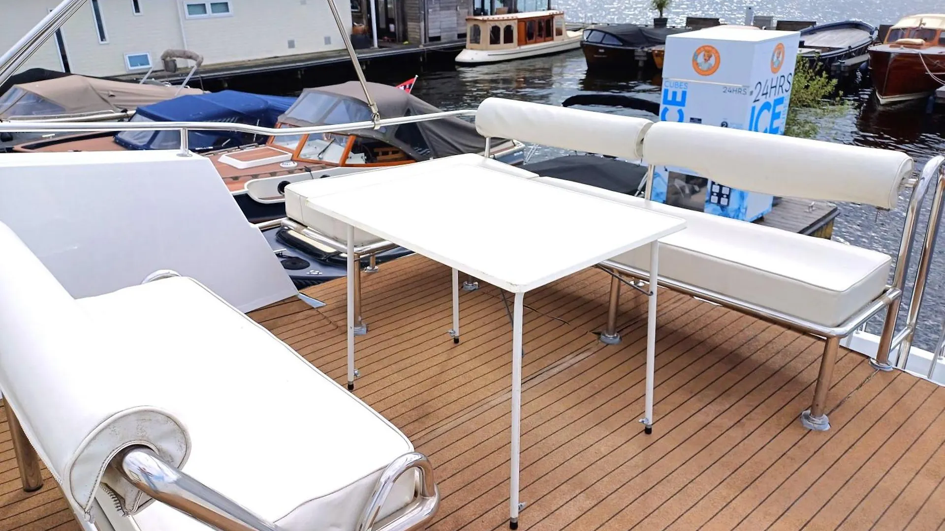 Hotel Motorjacht At Ease Ámsterdam Hotel en barco